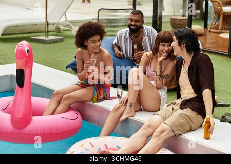 Freunde verbinden sich bei einer lebhaften Poolparty, lachen, trinken und genießen sich gegenseitig in Gesellschaft Stockfoto