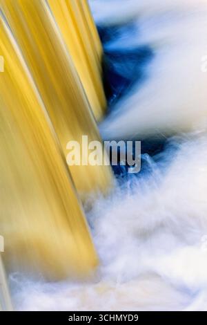 Abstrakt fallendes Wasser in einem Fluss in Langzeitexposition Stockfoto