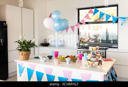 Babydusche, farbenfrohe Küchenparty mit Ballons, Snacks und Getränken auf der Theke Stockfoto