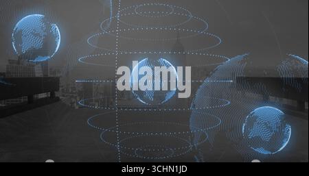 Schwimmende holografische Kugel mit Ringen auf der Dachterrasse mit Metallgeländern und Blick auf die Skyline Stockfoto