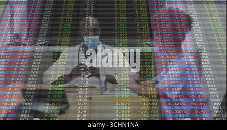 Sitzender Arzt mit Labormantel und Stethoskop-Aktenordner in der Klinik, mit Datenüberlagerung Stockfoto