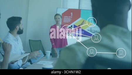 Moderator in rosa Bluse zeigt und präsentiert Tortendiagramm auf dem Bildschirm im Konferenzraum, Kopierraum Stockfoto