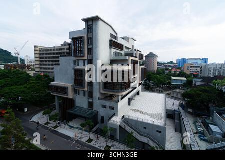 Hochwinkelblick auf ein markantes, modernes Universitätsgebäude aus Beton mit komplexen architektonischen Details. Stockfoto