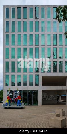 London - 06 24 2022: Design Museum Fassade und Eingang Stockfoto