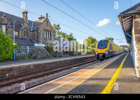 Cross Country-Züge Voyager oder Super Voyager (Klasse 220 und Klasse 221) fahren durch den viktorianischen Steinbahnhof Acklington. Stockfoto