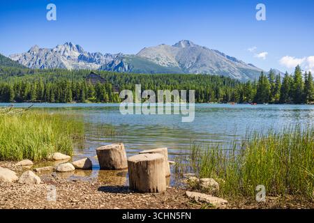 Wunderschöner Blick auf den ruhigen See Strbske pleso See pf glazialer Ursprung im Nationalpark hohe Tatra, Slowakei, Europa. Lamdmark und beliebtes Touristenziel Stockfoto