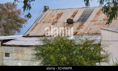 Nahaufnahme rustikaler verwitterter Gebäude mit Wellblech- und Holzwänden in Victoria Stockfoto