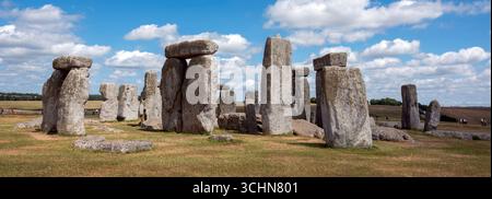 stonehenge, Großbritannien, 28. juni 2025: Alte Ruinen von stonehenge unter blauem Himmel in der englischen Grafschaft wiltshire Stockfoto