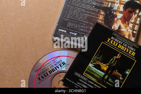 Original-CD-Album „Taxi Driver“ mit Robert de Niro, isoliert auf einem leeren Hintergrund, geschrieben von Paul Schrader Stockfoto