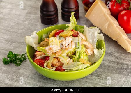 Leckerer caesar-Salat mit Garnelen und Eisberg Stockfoto