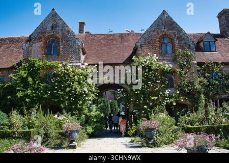 Eintritt in ein englisches Landhaus in kent im Sommer Stockfoto