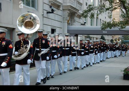 Die Marschkapelle des United States Marine Corps in Uniform trat während der Columbus Day Parade in New York City auf, die entlang einer Stadtstraße aufgereiht war Stockfoto