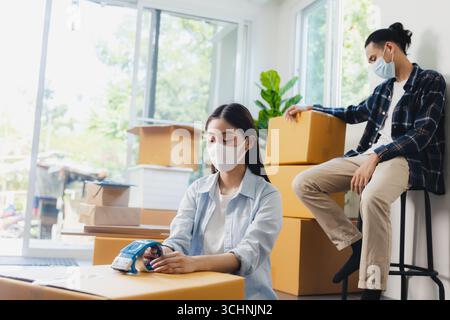 Asiatisches Paar ist gestresst, um in ein neues Haus zu ziehen. Stockfoto