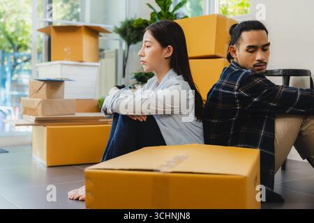 Asiatisches Paar ist gestresst, um in ein neues Haus zu ziehen. Stockfoto