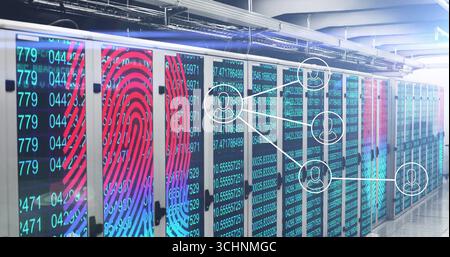 Server-Racks leuchten und zeigen Codetafeln im Rechenzentrum mit biometrischen Fingerabdruck-Overlays an Stockfoto