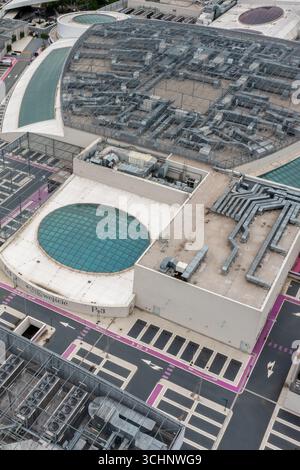 Abgewinkelter Blick auf das Dach mit industrieller Klimaanlage und architektonischem rundem Oberlicht. Vertikal Stockfoto