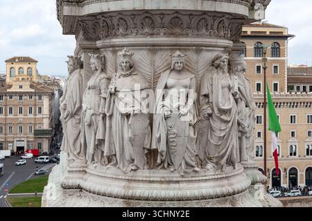 ROM, ITALIEN - 10. MÄRZ 2023: Dies ist ein Fragment des Sockels des Monuments für König Viktor Emanuel II. Auf dem Vittoriano-Denkmal mit allegorica Stockfoto