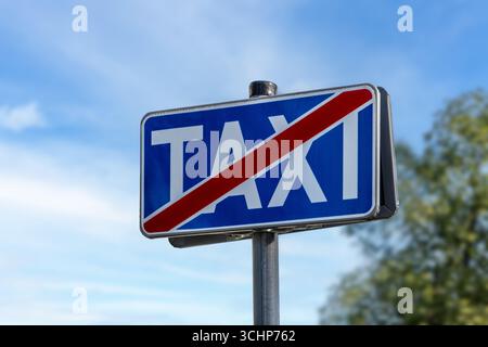 Kein Taxischild Auf Der Straße, Das Das Ende Der Taxizone Gegen Den Blauen Himmel Anzeigt Stockfoto