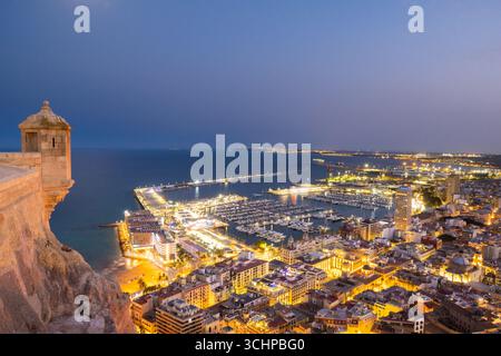 Blick über Alicante, Spanien vom Castillo Santa Barbara Stockfoto