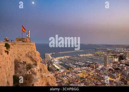 Blick über Alicante, Spanien vom Castillo Santa Barbara Stockfoto