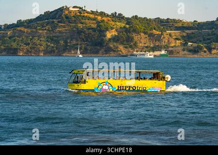 Gelbe Amphibien-Hippotrip-Bus kreuzt den Tejo mit Touristen, Lissabon, Portugal Stockfoto