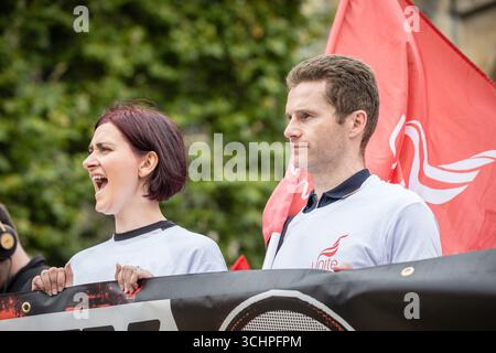 LONDON, UK - 03. September 2025: Arbeiter der Ölraffinerie Lindsey versammeln sich vor dem Parlament und fordern dringende Maßnahmen der Regierung, um die Raffinerie in North Lincolnshire vor der Schließung zu bewahren und Hunderte von Arbeitsplätzen zu schützen. Der von Unite the Union organisierte Protest unterstrich die Bedeutung der Raffinerie für die regionale Wirtschaft und die Energieversorgungssicherheit des Vereinigten Königreichs. Unite-Generalsekretär Sharon Graham sprach über die Kundgebung und forderte Garantien für die Zukunft des Werks und einen Plan für einen gerechten Übergang für die Energiearbeiter. Quelle: Pete Speller/Alamy Live News Stockfoto