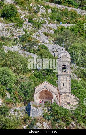 Die Kirche unserer Lieben Frau von Remedy ist eine römisch-katholische Kirche, die auf dem Hang des St. John Mountain in Kotor, Montenegro, Europa, thront Stockfoto