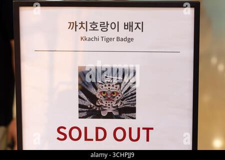 Seoul, Südkorea. September 2025. Beachten Sie im National Museum of Korea, dass das Kkachi Tiger Badge aus dem Netflix-Film Kpop Demon Hunters aufgrund seiner überwältigenden Popularität ausverkauft ist. Quelle: Daniyar Atadjanov/Alamy Live News Stockfoto