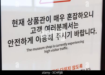 Seoul, Südkorea. September 2025. Hinweis aus dem National Museum of Korea Shop über die große Anzahl von Besuchern. Dies ist unter anderem auf die Beliebtheit von Kpop Demon Hunters zurückzuführen. Quelle: Daniyar Atadjanov/Alamy Live News Stockfoto