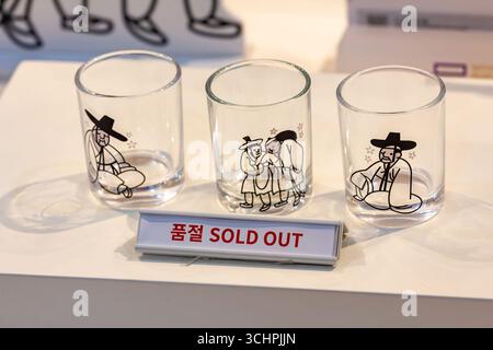 Seoul, Südkorea. September 2025. Hinweis aus dem Shop des National Museum of Korea, dass Tassen mit Bildern koreanischer Helden verkauft wurden, weil Kpop Dämonenjäger beliebt sind. Quelle: Daniyar Atadjanov/Alamy Live News Stockfoto