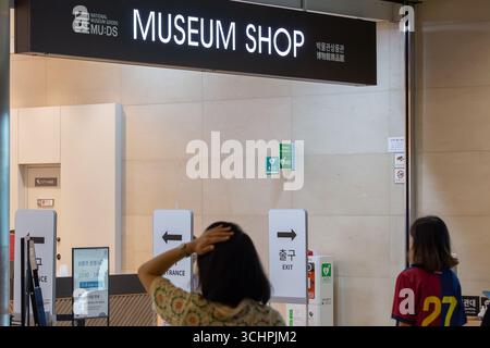 Seoul, Südkorea. September 2025. Die Menschen betreten das National Museum of Korea, inmitten der Popularität der Kpop Demon Jäger. Quelle: Daniyar Atadjanov/Alamy Live News Stockfoto