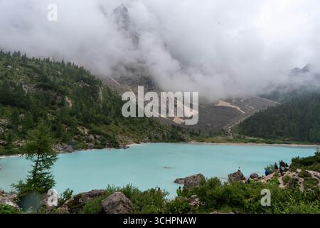 Ruhiges türkisfarbenes Wasser, frischer grüner Wald und majestätische Berge Stockfoto