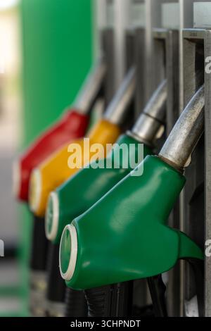 Nahaufnahme von vier Kraftstoffdosierdüsen an einer Gaspumpe, bereit zum Betanken. Eine detaillierte Ansicht der modernen Tankstellenausstattung. Stockfoto