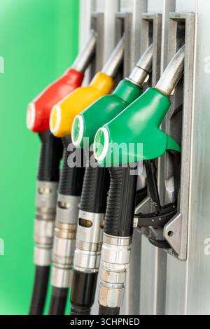 Nahaufnahme von vier Kraftstoffdosierdüsen an einer Gaspumpe, bereit zum Betanken. Eine detaillierte Ansicht der modernen Tankstellenausstattung. Stockfoto