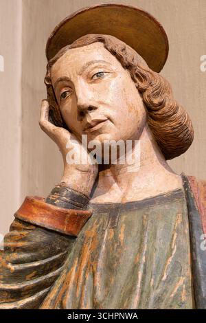 PIACENZA, ITALIEN - 20. MAI 2025: Das Detail der Terrakota-Statue des hl. Johannes des Evangelisten unter dem Kreuz in der Kirche Basilica di San Antonio Stockfoto