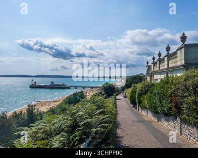 East Cliff Slope, Bournemouth, Großbritannien - 22. August 2015: Wolken über dem Bournemouth Pier vom Klippenpfad entlang eines Teils der Russell-Cotes Stockfoto