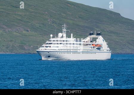 Blick auf das Kreuzfahrtschiff Star Pride, das in einem Fjord segelt, Island, Europa, 16. Juli 2025 Stockfoto
