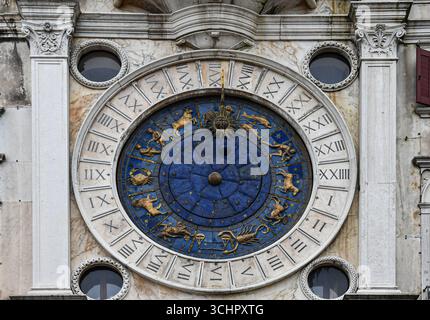 Nahaufnahme der großen astronomischen Uhr des Markusturms (Torre dell'Orologio) auf dem Markusplatz, Venedig, Venetien, Italien Stockfoto