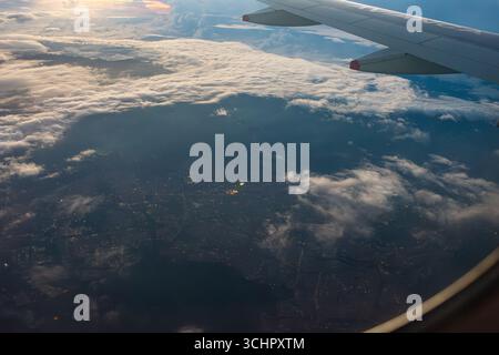 Atemberaubender Blick aus der Luft auf Popayan, Kolumbien, mit Wolken und Landschaft aus einem Flugzeugfenster bei Sonnenuntergang. Stockfoto