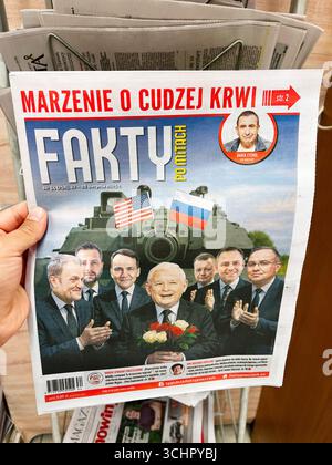 Rzeszow, Polen - 22. August 2025: Titelseite der Zeitung mit politischen Bildern und einer Panzerillustration im Fokus. Stockfoto