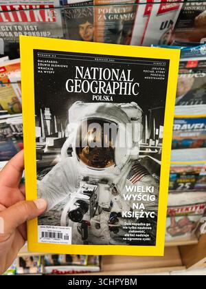 Rzeszow, Polen - 22. August 2025: Eine National Geographic Ausgabe mit Schwerpunkt auf dem Mond, bedeckt mit Astronautenbildern. Stockfoto