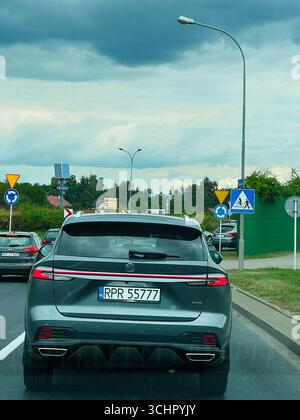 Rzeszow, Polen - 22. August 2025: Ein dunkler, kompakter MG HS-Wagen im Verkehr in der Nähe eines Kreisverkehrs an einem bewölkten Tag Stockfoto