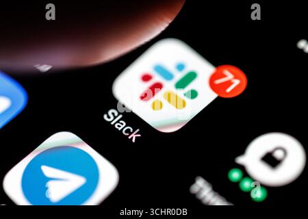 Norden, Deutschland. September 2025. Das Logo der Slack App ist am 2. September 2025 auf dem Display eines Smartphones zu sehen, während sich ein Zeigefinger dem Symbol der Anwendung nähert. Slack ist eine cloudbasierte Kommunikations- und Produktivitätsplattform für Unternehmen, die Teams dabei unterstützt, Nachrichten, Dateien und Informationen zentral zu organisieren und zu teilen. (Symbolbild, Symbolfoto, Illustration, symbolisches Foto, illustratives Foto, Themenbild, allgemeines Bild, Themenfoto) Credit: Matthias Balk/dpa/Alamy Live News Stockfoto