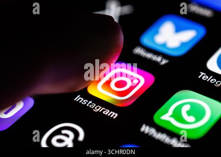 Norden, Deutschland. September 2025. Das Logo der Instagram-App ist am 2. September 2025 auf dem Display eines Smartphones zu sehen, während sich ein Zeigefinger dem Anwendungssymbol nähert. Instagram ist ein soziales Netzwerk mit Fokus auf Video- und Fotofreigabe, das von Meta-Plattformen betrieben wird. (Symbolbild, Symbolfoto, Illustration, symbolisches Foto, illustratives Foto, Themenbild, allgemeines Bild, Themenfoto) Credit: Matthias Balk/dpa/Alamy Live News Stockfoto