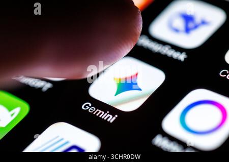 02. September 2025, Niedersachsen, Norden: Das Logo der Gemini-App ist am 2. September 2025 auf dem Display eines Smartphones zu sehen, während sich ein Zeigefinger dem Symbol der Anwendung nähert. Gemini ist ein multimodales Modell der künstlichen Intelligenz von Google, das Text, Code, Audio, Bilder und Video verarbeiten kann. Es wird als intelligenter Assistent in der Gemini Mobile App, im Google Chatbot Gemini (ehemals Bard) und als Add-on für Google Workspace (künstliche Intelligenz, Chatbot, großes Sprachmodell, LLM, Symbolbild, Symbolfoto, Illustration, Symbolfoto, illustratives Foto, der Stockfoto