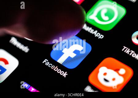 Norden, Deutschland. September 2025. Das Logo der Facebook-App ist am 2. September 2025 auf dem Display eines Smartphones zu sehen, während sich ein Zeigefinger dem Anwendungssymbol nähert. Facebook ist ein soziales Netzwerk (soziale Medien), das vom US-amerikanischen Unternehmen Meta Platforms betrieben wird. (Symbolbild, Symbolfoto, Illustration, symbolisches Foto, illustratives Foto, Themenbild, allgemeines Bild, Themenfoto) Credit: Matthias Balk/dpa/Alamy Live News Stockfoto