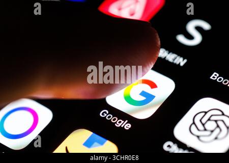 Norden, Deutschland. September 2025. Das Logo der Google App ist am 2. September 2025 auf dem Display eines Smartphones zu sehen, während sich ein Zeigefinger dem Anwendungssymbol nähert. Google ist ein US-amerikanisches Technologieunternehmen und seine bekannteste Internet-Suchmaschine, mit der Nutzer im World Wide Web nach Informationen suchen können. Die Muttergesellschaft von Google LLC ist Alphabet Inc. (Symbolbild, Symbolfoto, Illustration, Symbolfoto, Themenbild, allgemeines Bild, Themenfoto) Credit: Matthias Balk/dpa/Alamy Live News Stockfoto