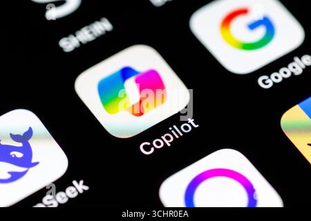 Norden, Deutschland. September 2025. Das Logo der Copilot App ist am 02.09.2025 auf dem Display eines Smartphones zu sehen. Microsoft Copilot ist ein KI-gestützter digitaler Assistent (Artificial Intelligence, Chatbot, Large Language Model, LLM), der fortschrittliche KI-Modelle verwendet, die natürliche Sprache versteht und Inhalte aus verschiedenen Quellen wie Dokumenten und dem Internet verwenden kann, um kontextbezogene und personalisierte Antworten zu generieren. (Symbolbild, Symbolfoto, Illustration, symbolisches Foto, illustratives Foto, Themenbild, allgemeines Bild, Themenfoto) Credit: Matthias Balk/dpa/Alamy Live News Stockfoto
