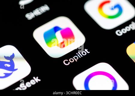Norden, Deutschland. September 2025. Das Logo der Copilot App ist am 02.09.2025 auf dem Display eines Smartphones zu sehen. Microsoft Copilot ist ein KI-gestützter digitaler Assistent (Artificial Intelligence, Chatbot, Large Language Model, LLM), der fortschrittliche KI-Modelle verwendet, die natürliche Sprache versteht und Inhalte aus verschiedenen Quellen wie Dokumenten und dem Internet verwenden kann, um kontextbezogene und personalisierte Antworten zu generieren. (Symbolbild, Symbolfoto, Illustration, symbolisches Foto, illustratives Foto, Themenbild, allgemeines Bild, Themenfoto) Credit: Matthias Balk/dpa/Alamy Live News Stockfoto