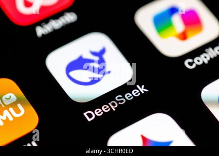 Norden, Deutschland. September 2025. Das Logo der DeepSeek App ist am 02.09.2025 auf dem Display eines Smartphones zu sehen. Hangzhou DeepSeek Artificial Intelligence Basic Technology Research Co, Ltd, kurz DeepSeek, ist ein Startup aus China, das sich auf die Entwicklung von Sprachmodellen (künstliche Intelligenz, Chatbot, Large Language Model, LLM) spezialisiert hat, die auf künstlicher Intelligenz basieren. (Symbolbild, Symbolfoto, Illustration, symbolisches Foto, illustratives Foto, Themenbild, allgemeines Bild, Themenfoto) Credit: Matthias Balk/dpa/Alamy Live News Stockfoto